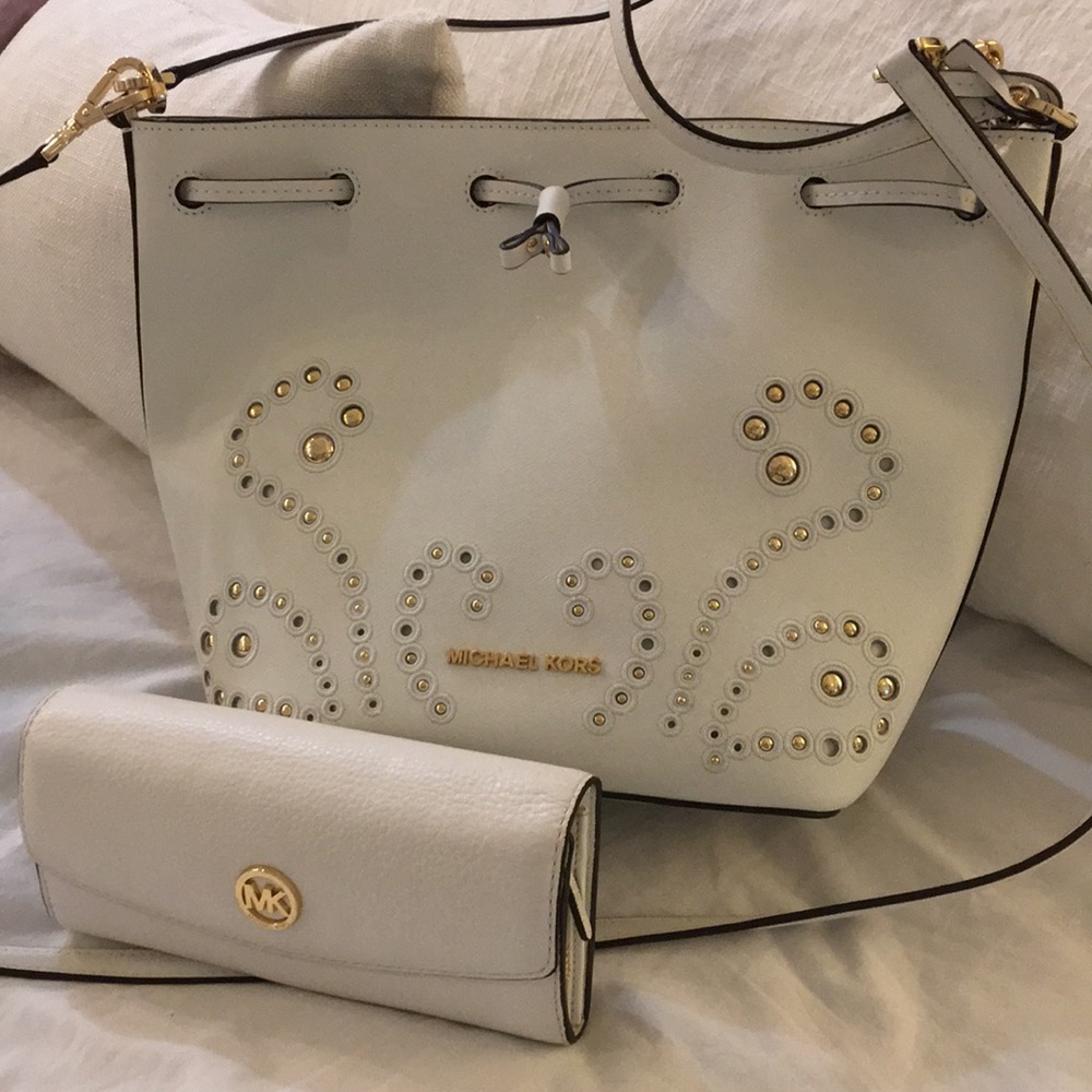 Michael Kors white bucket bag and wallet.